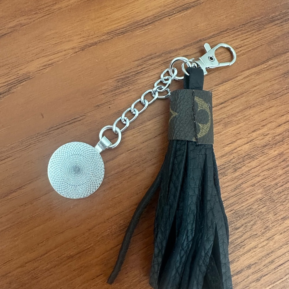 Handmade tassel keychain - Picture 5 of 6
